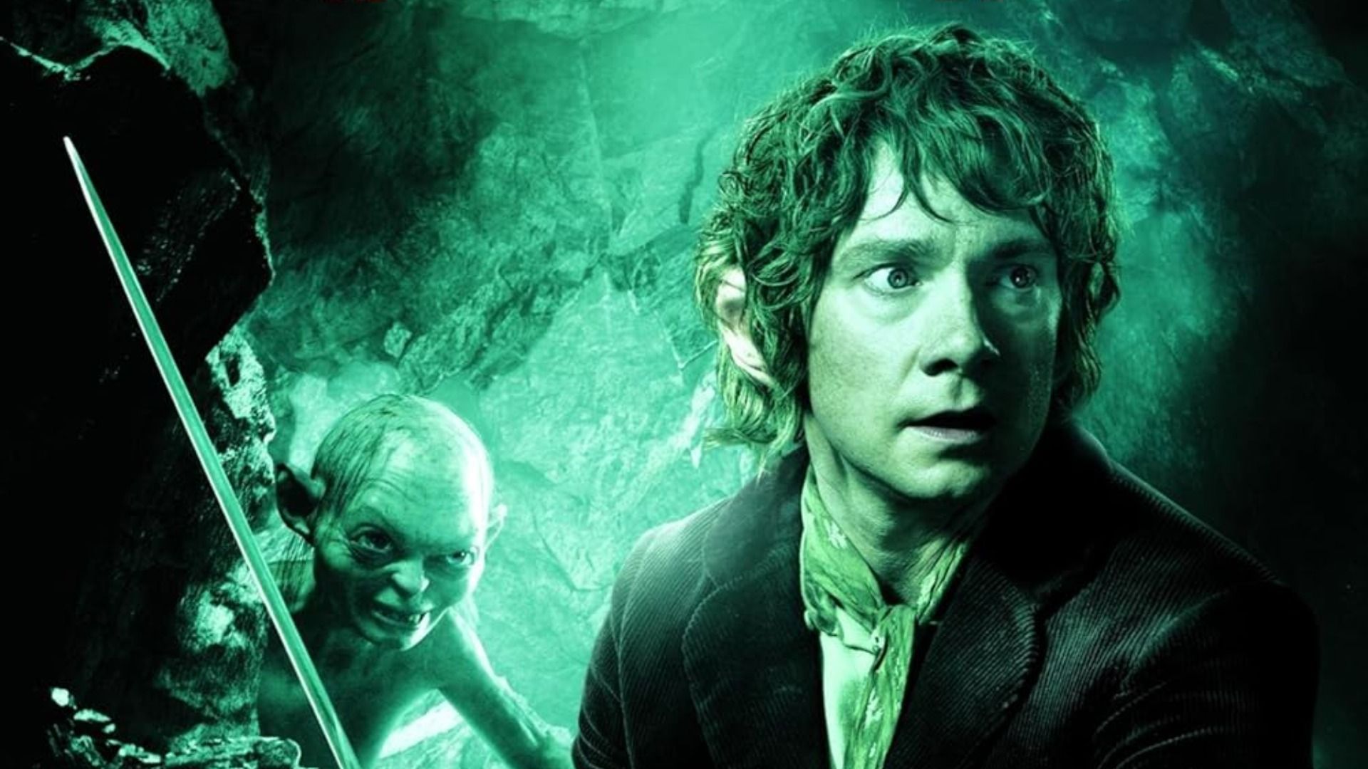 El actor Martin Freeman está de pie en una cueva con una espada en las manos junto a una criatura gris con ojos grandes