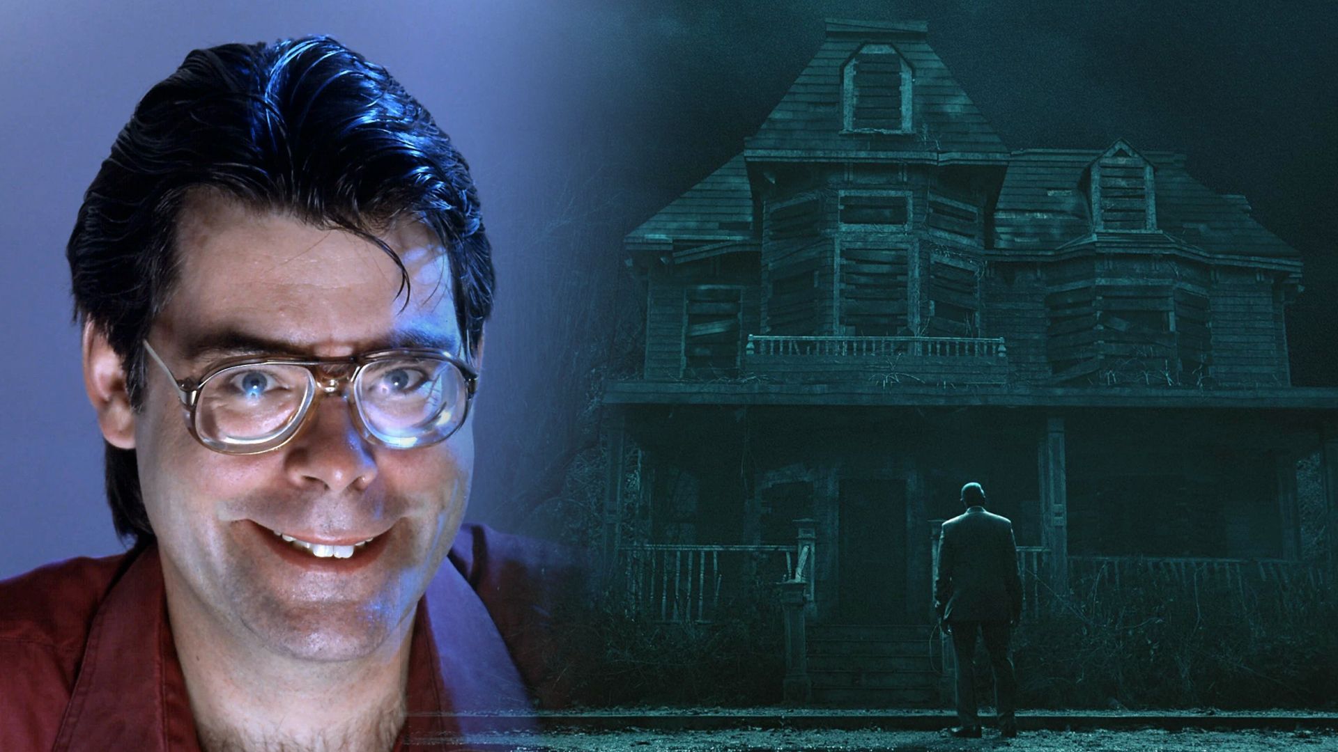 El escritor Stephen King con gafas y camisa roja sonriendo, a la derecha un hombre parado junto a una casa vieja