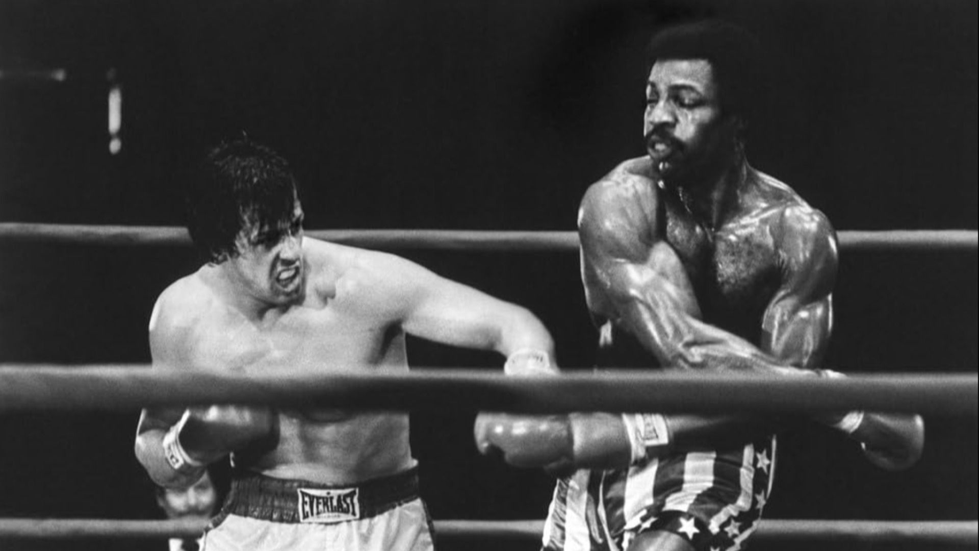 El actor Carl Weathers pelea en un ring de boxeo con el actor Sylvester Stallone