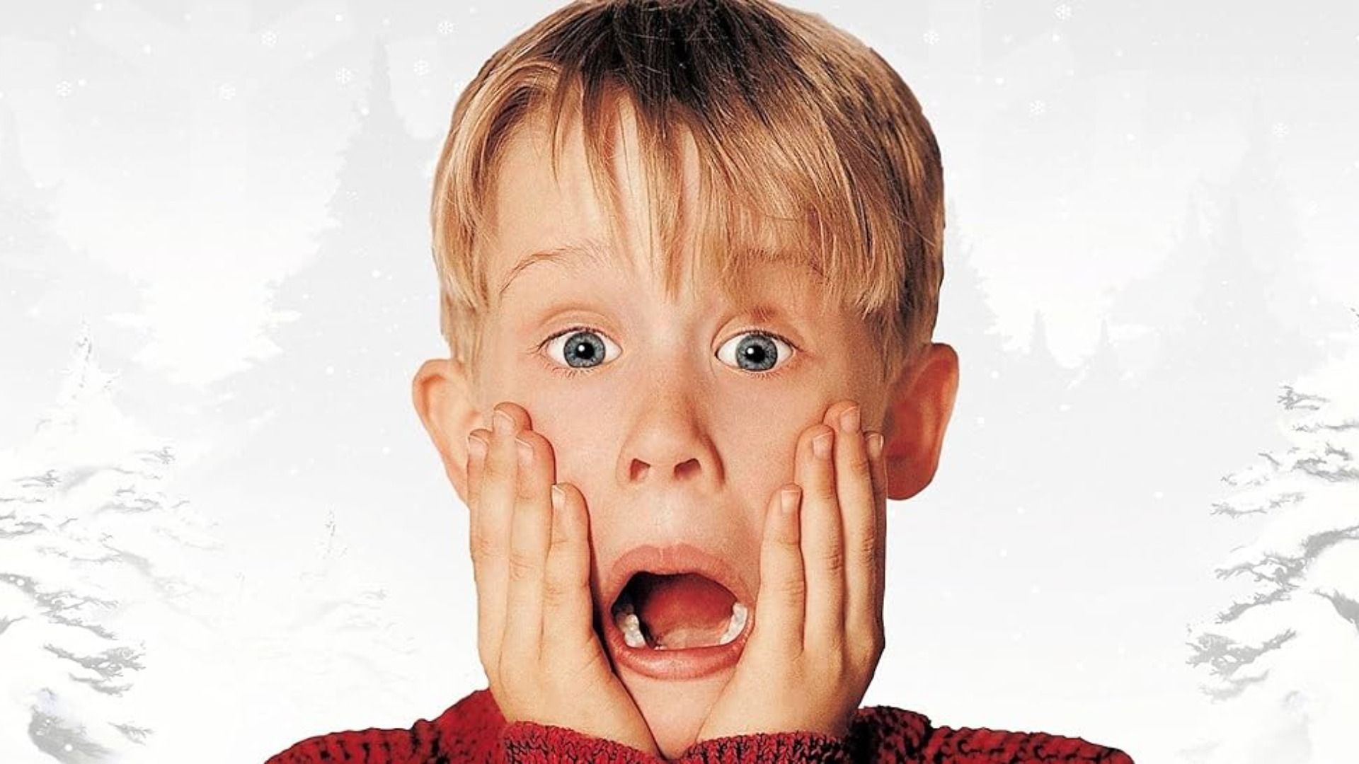 El actor Macaulay Culkin se lleva las manos a las mejillas y grita sobre un fondo blanco