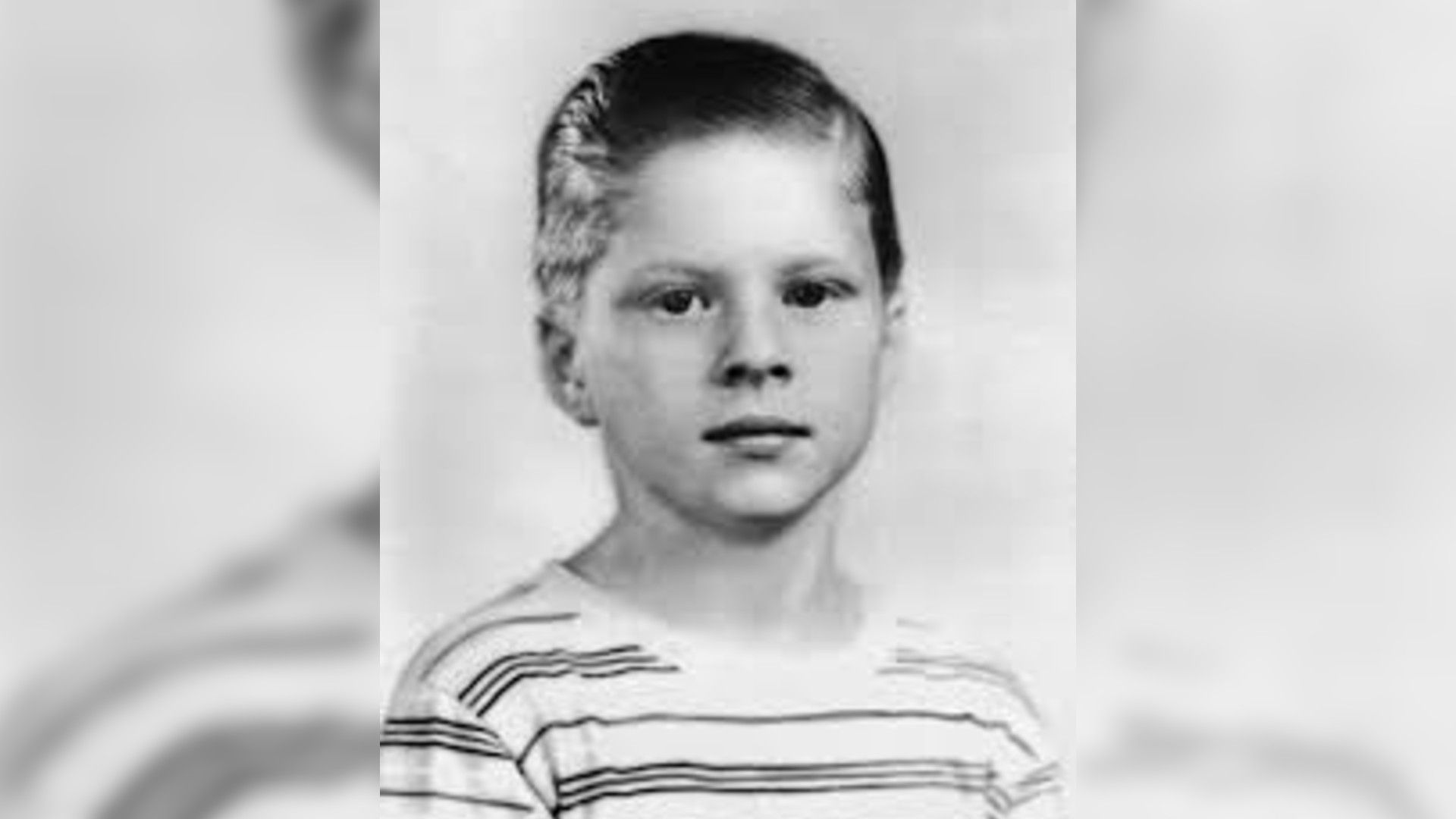 Robert Redford de niño con una camisa a rayas y un corte de pelo corto y pulcro, foto en blanco y negro