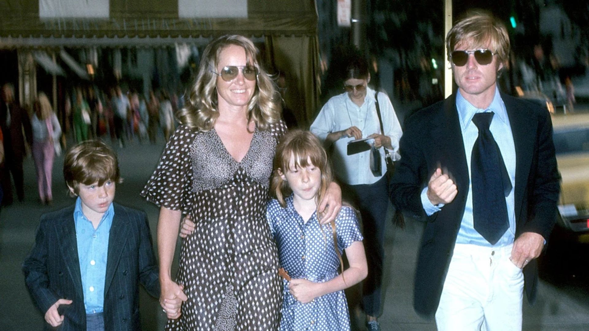 Robert Redford, su esposa Lola y sus dos hijos caminando