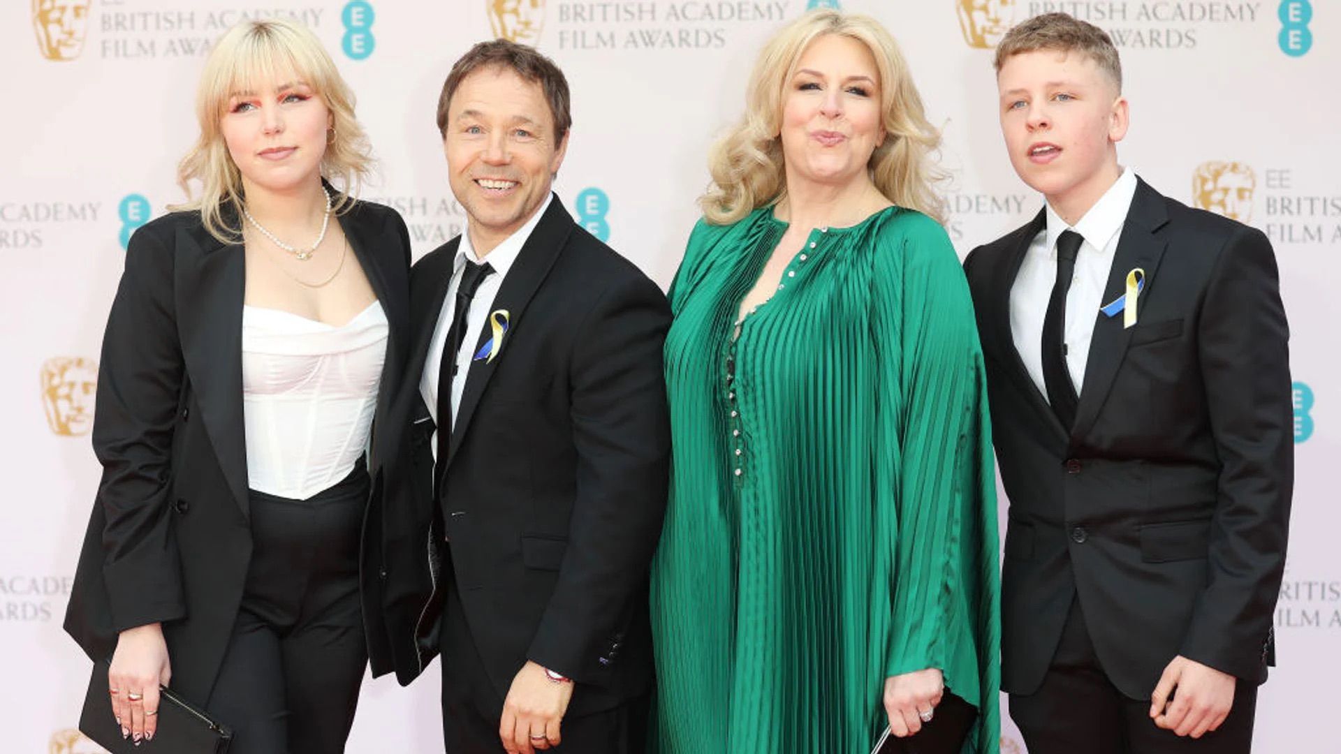 Stephen Graham, su esposa Hannah y sus hijos Grace y Alfie posan en la alfombra roja
