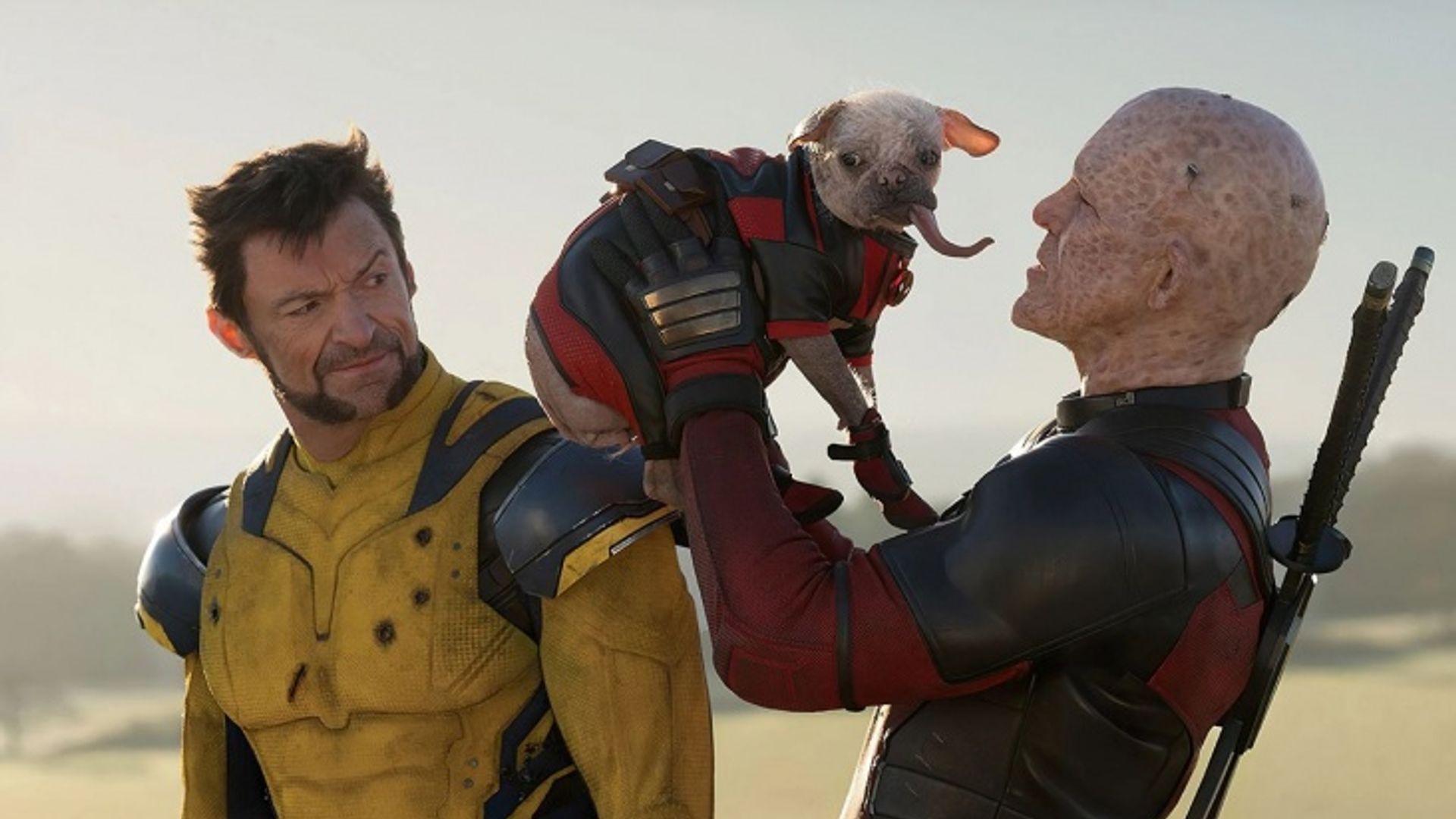 Deadpool sosteniendo un perro disfrazado mientras Wolverine en su traje amarillo los mira con sorpresa