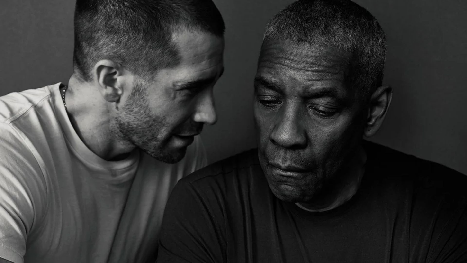 Jake Gyllenhaal y Denzel Washington en un retrato en blanco y negro: uno está hablando mientras el otro mira hacia abajo con una expresión pensativa