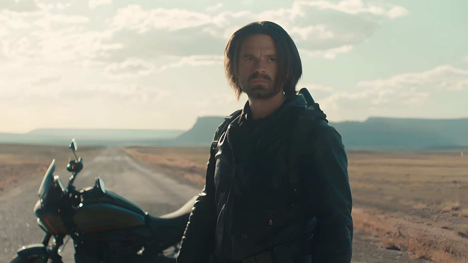Sebastian Stan como el Soldado del Invierno contra un telón de fondo de una motocicleta y carretera