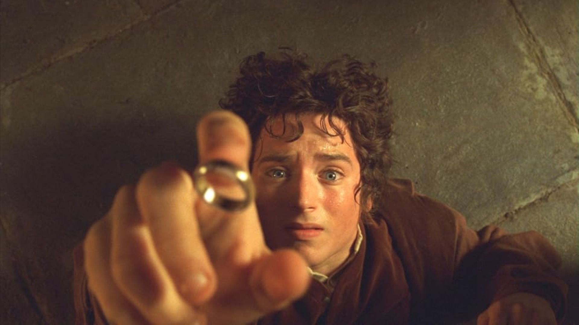 El actor Elijah Wood alcanza el anillo dorado con terror, cayendo al suelo