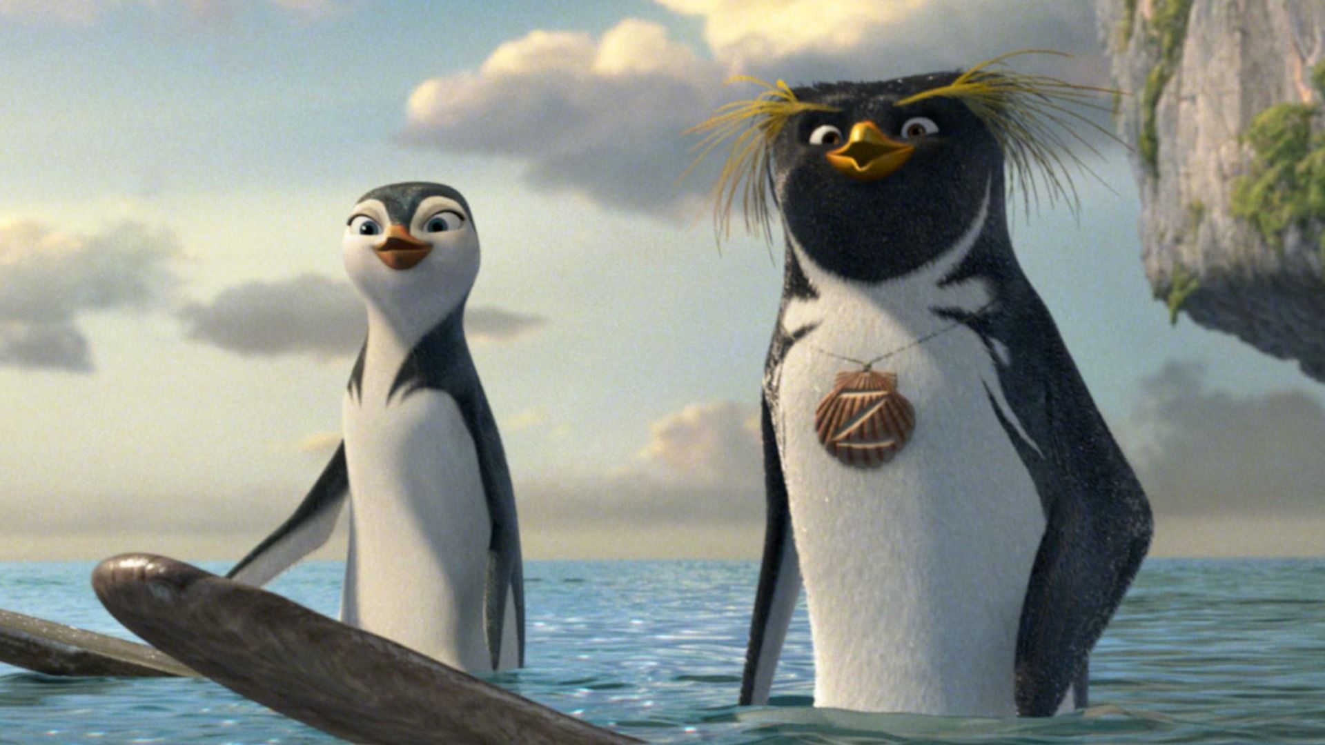 Un pingüino macho y una pingüina hembra sentados en tablas de surf sonriendo