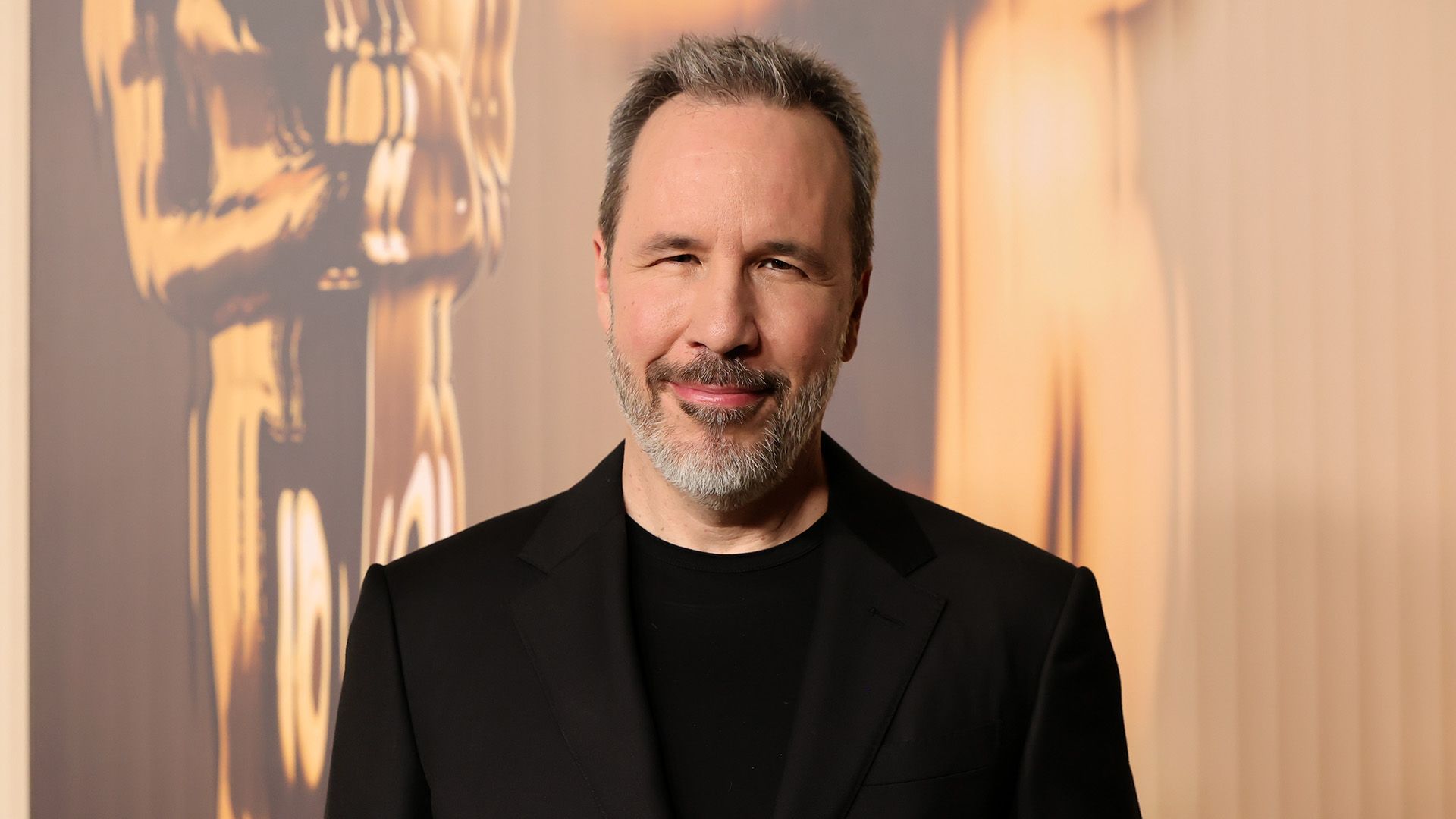 El director Denis Villeneuve con una camiseta negra y una chaqueta negra