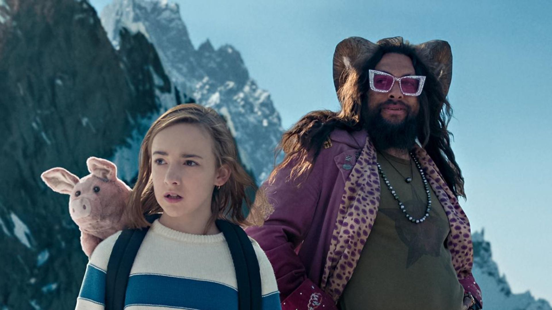 Marlowe Barkley y Jason Momoa contra un telón de fondo de montañas nevadas