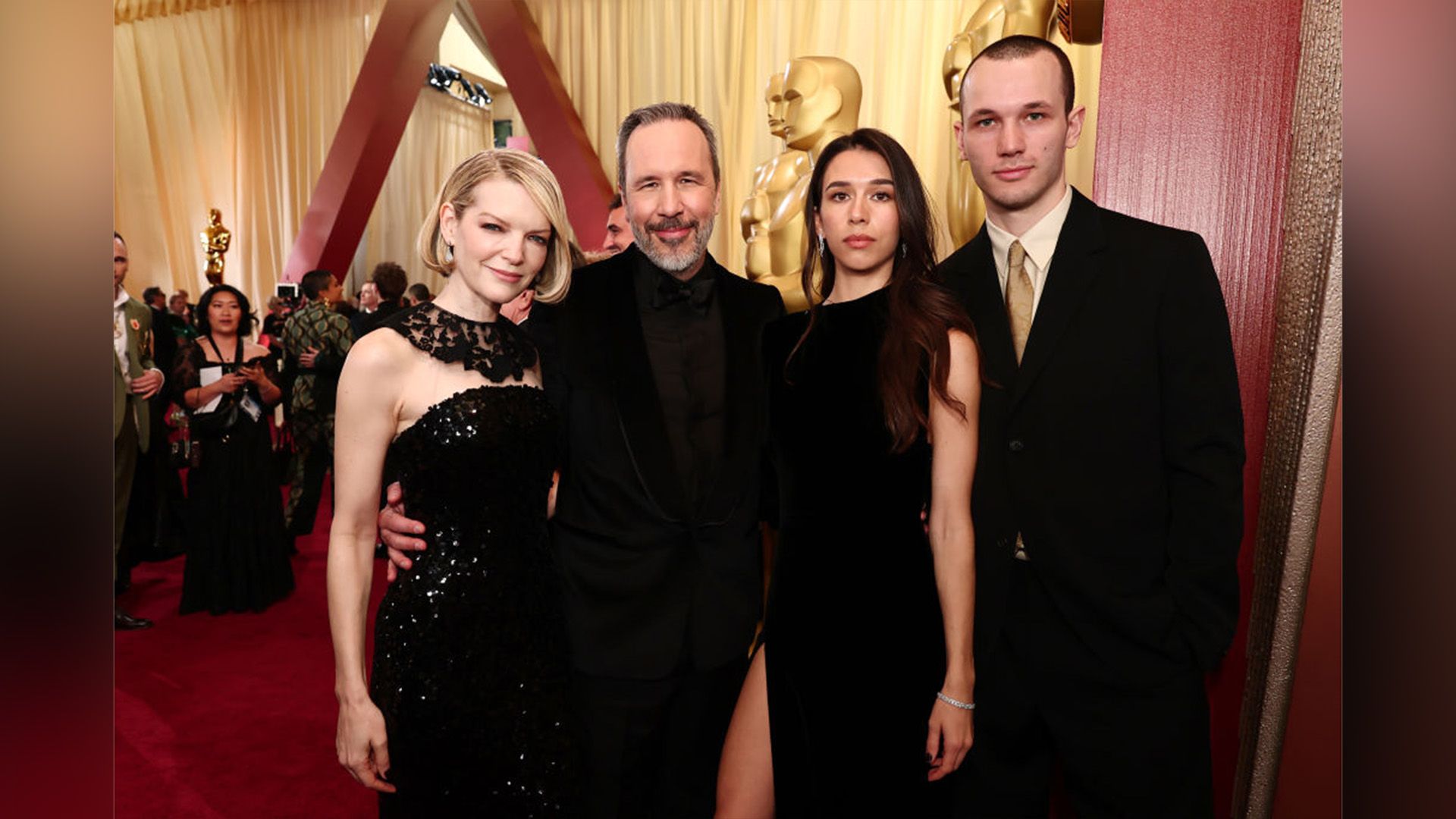 Tanya Lapointe, Denis Villeneuve y sus hijos Salomé y Sasha, todos vestidos de negro, posando en la alfombra roja de los Oscar