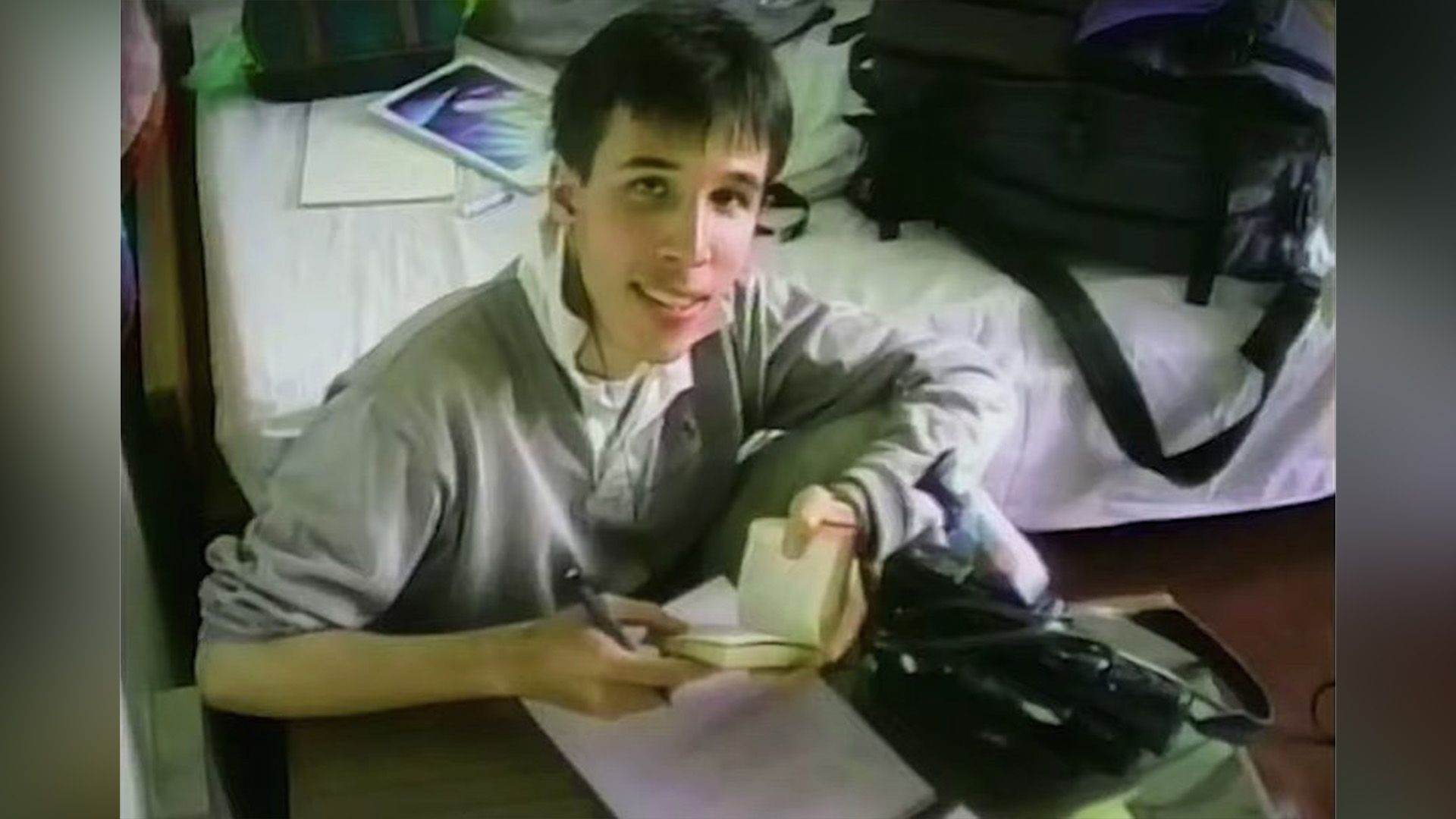 El joven Denis Villeneuve con un cuaderno en las manos