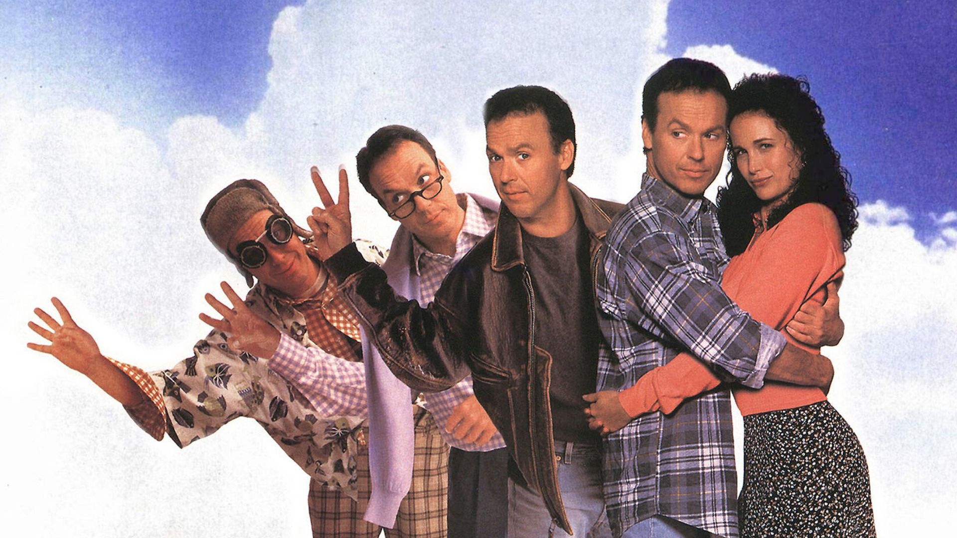 Cuatro versiones del actor Michael Keaton en diferentes vestimentas, una de ellas abrazando a la actriz Andie MacDowell