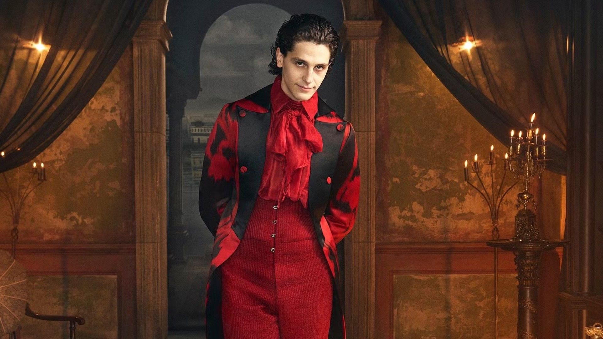 Owen Painter de cuerpo entero vistiendo un traje gótico rojo