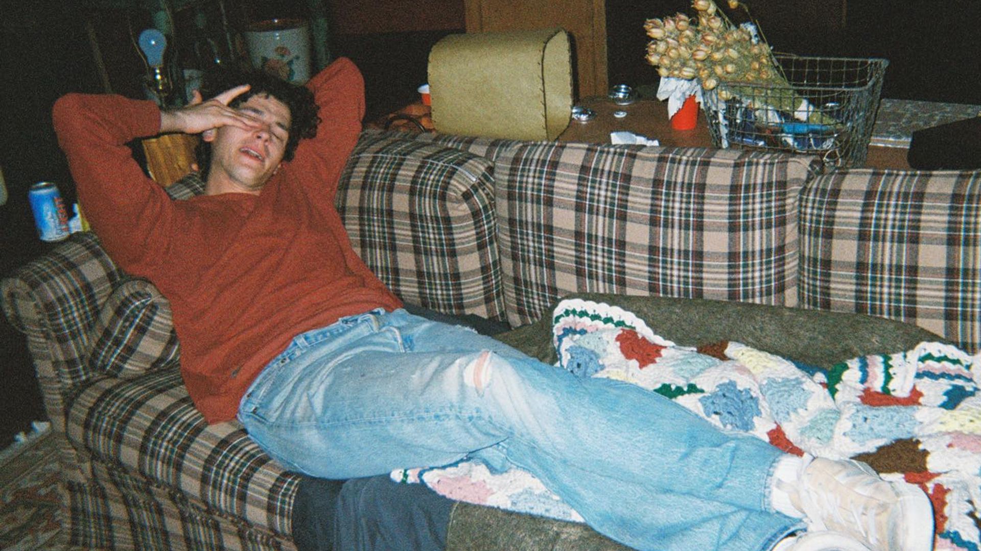 Owen Painter relajándose en el sofá con ropa de casa