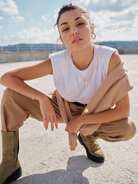 foto de Hande Erçel 4